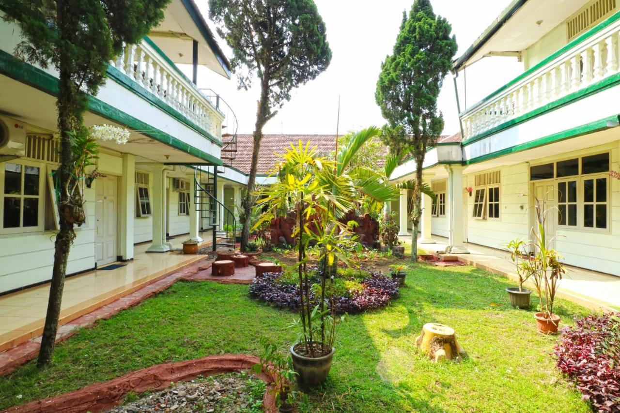 Hotel Camelia Malang Exterior photo