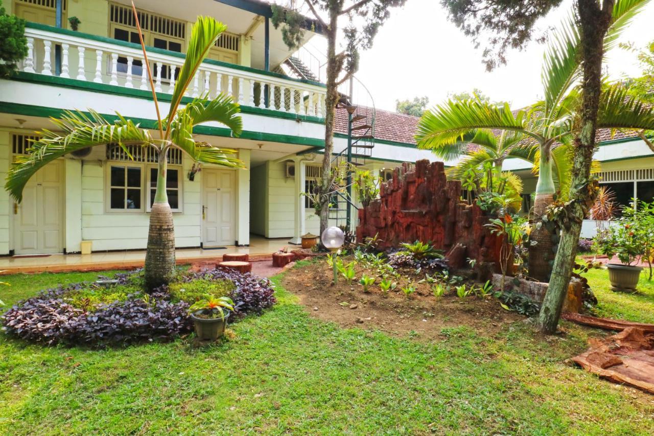 Hotel Camelia Malang Exterior photo