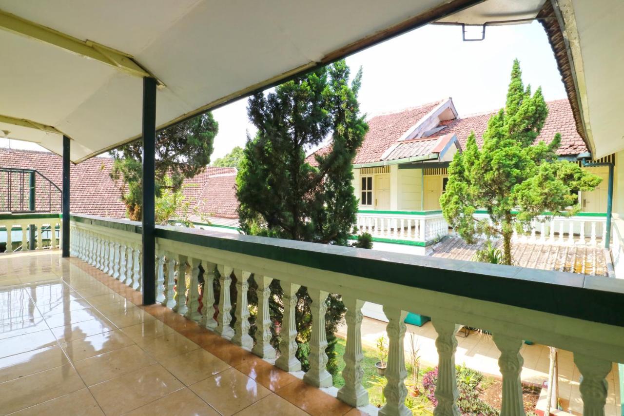 Hotel Camelia Malang Exterior photo
